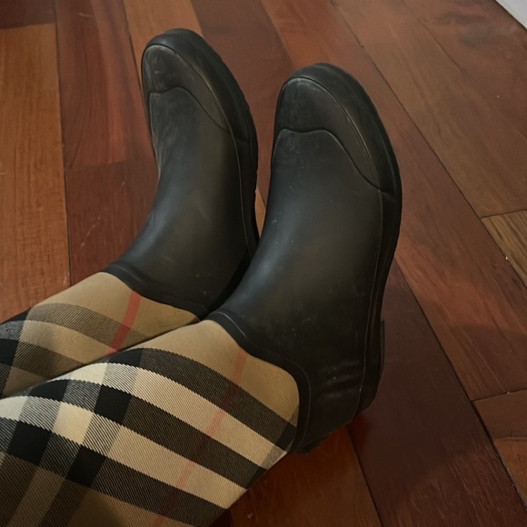 100% authentic Burberry boots size 38 fits a size 7.5 - Picture 3 of 5